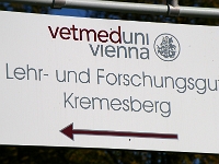Schild Kremesberg  Schild "Lehr- und Forschungsgut Kremesberg.